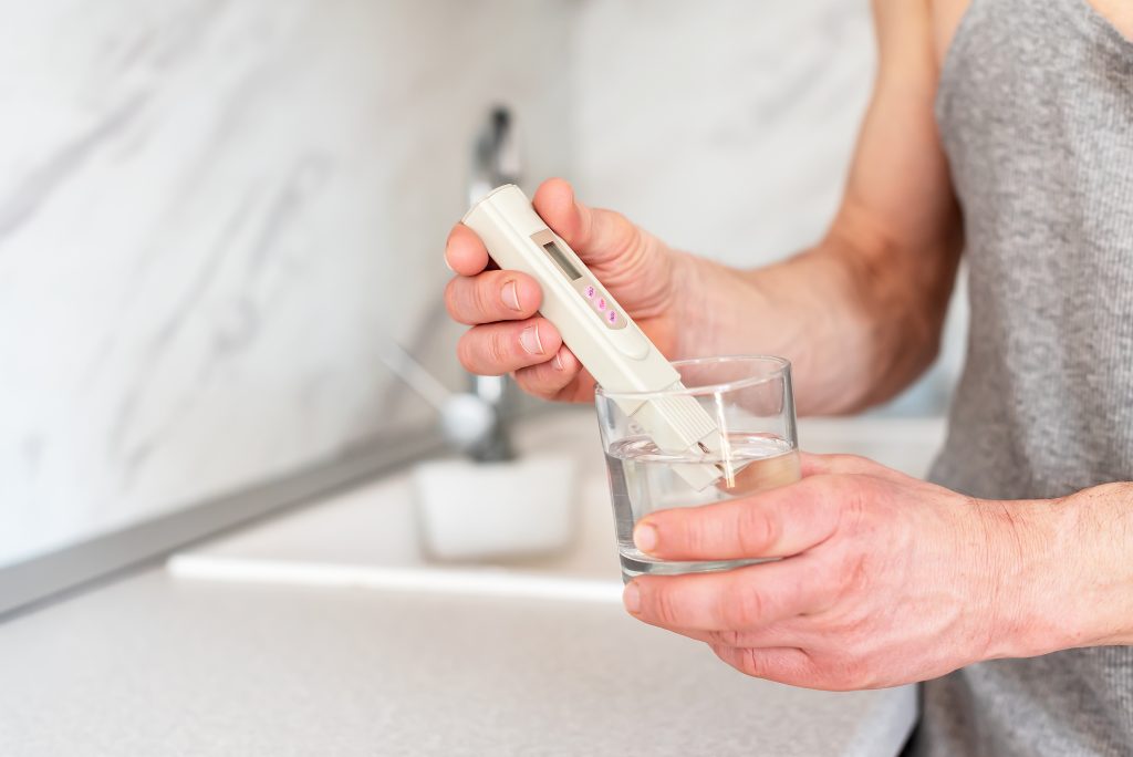 Medidor de TDS en un vaso de agua ya filtrada